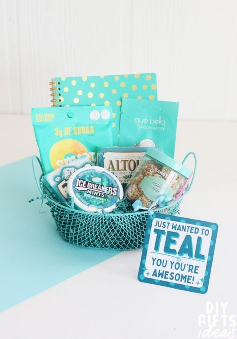 17+ Colorful Gift Ideas for Everyone On Your List - What Mommy Does Teal Gift Basket Ideas, Color Themed Gift Baskets, Baskets 2022, Blue Gift Basket, Pink Gift Basket, Sister Ideas, Bf Gift, Boo Gift, Halloween Gift Baskets