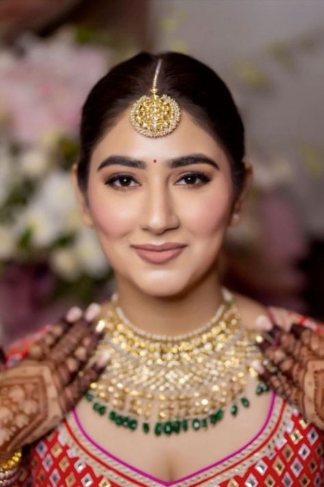 Bridal Matte Makeup, Pink Lehenga Makeup Look Simple, Minimal Makeup Bride, Soft Indian Bridal Makeup, Subtle Bridal Makeup Indian, Soft Glam Bridal Makeup Indian, Simple Bridal Makeup Indian, Mekup Bride Simple, Disha Parmar Wedding