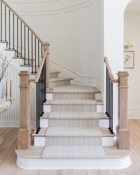 20 Beautiful Curved Staircase Ideas For Your Home Stairs Newel Post, Dining Room With Columns, Curved Staircase Ideas, Staircase Banister Ideas, White Staircase, White Stairs, Staircase Railing Design, House Staircase, Staircase Ideas