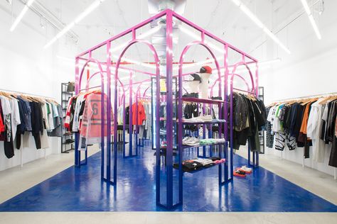 Highsnobiety's Guide to the Best Fashion Stores in NYC Nyc Clothing Stores, Stand Feria, Retail Marketing, Concept Shop, Shop Fronts, Market Stalls, Nyc Shopping, Retail Store Design, Boutique Interior