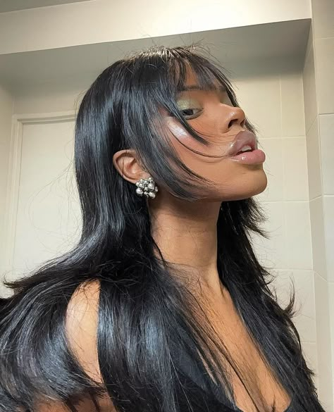 Bangstyle Black Women, Black Classy Hairstyles, Alt Wig Hairstyles, Goth Aesthetic Hair, Straight Afro Hair, Layered Middle Part Wig Black Women, Alternative Black Women Aesthetic, Wolfcut Black Women, Black Woman White Hair