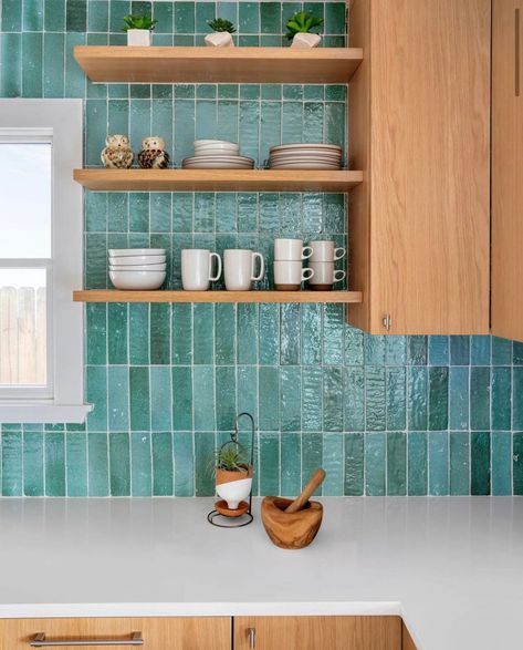 Clay Imports on Instagram: “A perfectly blended application of our perfectly, imperfect #glazedterracotta 🌊 We recommend laying all your tiles out preinstall to make …” Green Backsplash, Wallpaper Kitchen, Wall Decor Kitchen, Organization Kitchen, Kitchen Aesthetic, Inspiration Kitchen, Mid Century Modern Kitchen, Green Tile, Kitchen Trends