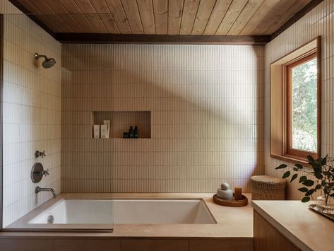 Before and After: A Summery Bungalow in Topanga, California, Redone by an LA Designer - Remodelista Midcentury Tile, Wabi Sabi Bathroom, Drømme Bad, Brick Bathroom, Warm Bathroom, Modern Bathtub, Fireclay Tile, Bad Inspiration, Hus Inspiration