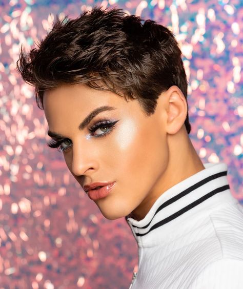 Beauty Means Transformation Guys With Makeup, Fem Guys, Men In Makeup, Lipstick For Men, Tages Make-up, Boys Wearing Makeup, Men Wearing Makeup, Transformation Images, Boy Makeup