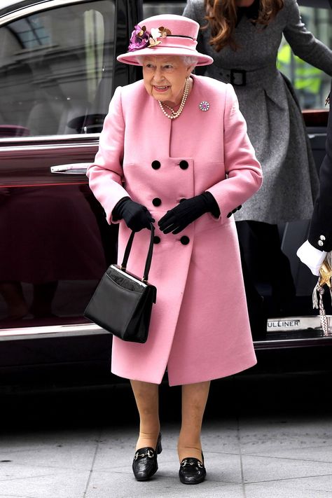 Ratu Elizabeth, Bush House, Queen Elizabeth Photos, Rainha Elizabeth Ii, Catherine Walker, Queen E, King's College, Reine Elizabeth, Queen Outfit