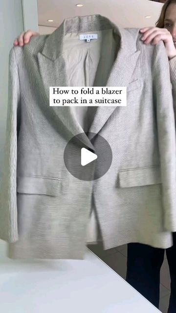 Home organization&decor ideas on Instagram: "How to fold a blazer if you want to pack it in your suitcase 🤩 Credit @what.sophie.does  . For the owners: if you don't want your content to be posted on our page please contact us in DM, we will fix or delete it immediately. Thank you ❤ . #tips #hacks #usefultips #lifehack #lifehacks #homehacks #simplifyyourspace #helpfultips #helpful  #tipsandtricks #homehacks  #packing #packingtips #packinghacks  #folding #foldinghacks #foldingclothes #foldingtutorial #foldingtips #foldingtowels #konmarifolding" How To Pack Blazers In Suitcase, Wrinkle Free Packing, How To Fold Sweaters, Clothes Repair, Folding Tips, Styling Hacks, Easy Diy Clothes, Folding Techniques, Packing Hacks