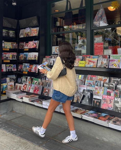 Basic White Sneakers, Adidas Samba Outfit Women, Shorts Street Style, Sambas Adidas Women Outfit, Adidas Samba Women, Samba Adidas Outfit, Basic Sneakers, Samba Classic, Fall Footwear