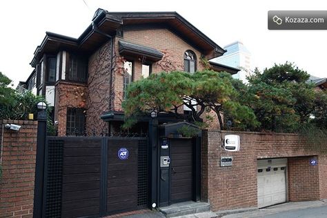 the front view of a house Large Korean House, Seoul House Exterior, Korean Dorm Exterior, Traditional Korean House Exterior, House In Korea Seoul, Korean Style House Exterior, Korean House Exterior Seoul, Korea House Modern Seoul, Korean Luxury House Exterior