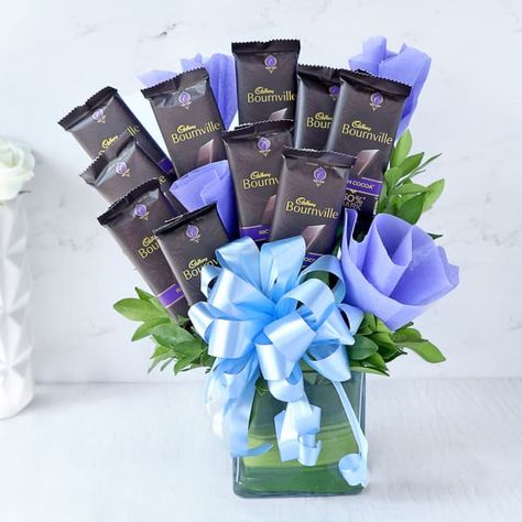 Cadbury Bournville Chocolate Bouquet. Valentines Day Gift Ideas. Bournville Chocolate, Bouquet Valentines Day, Bouquet Valentines, Dark Chocolate Gift, Happy Chocolate Day, Chocolate Bouquet Diy, Chocolate Day, Dark Chocolate Bar, Chocolate Gift Boxes