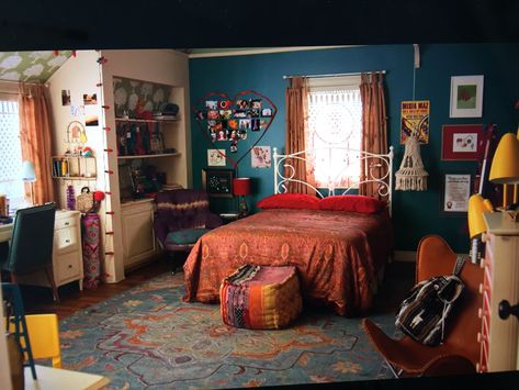 1999 Bedroom Aesthetic, Devi Room Never Have I Ever, Never Have I Ever Bedroom, Never Have I Ever Devi Room, Never Have I Ever Devi Bedroom, 2000 Bedroom Aesthetic, 2016 Bedroom Aesthetic, Bedrooms From Movies, Early 2000s Living Room