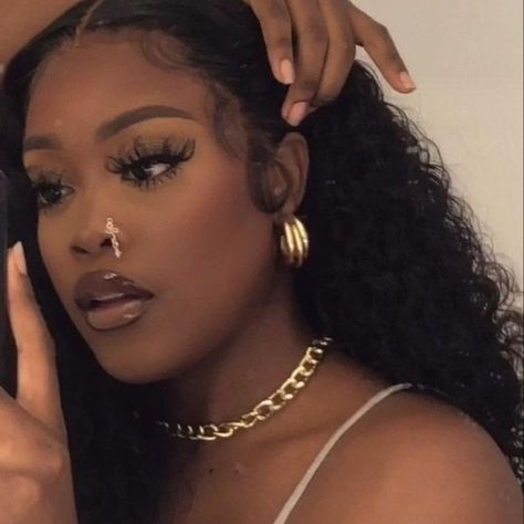 Jasmine Hair, Cute Nose Piercings, Piercing Inspo, Cool Ear Piercings, Nose Earrings, Nose Piercings, Brown Skin Makeup, Nose Piercing Jewelry, Cute Piercings