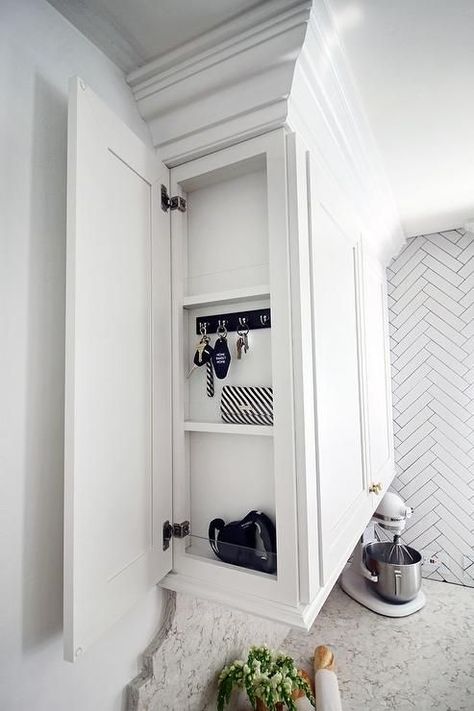 kitchen // side panel on end cabinet opening to reveal acrylic shelves as well as key hooks Kitchen With White Cabinets, Organiser Cucina, Cocina Diy, Hidden Kitchen, Kitchen Cabinets Decor, Home Storage Solutions, Kitchen Cabinets Makeover, Hus Inspiration, Kitchen Redo