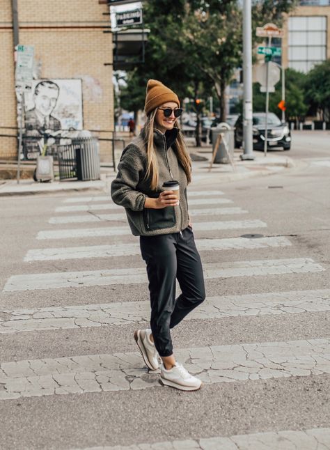 Casual Sporty Winter Outfits, Sporty Casual Winter Outfits, Jlo Style Casual, Jogger And Flannel Outfit, Minimalist Tomboy Style, Weekend Athleisure Outfit, Winter French Fashion, Joggers Winter Outfit Women, Fall Outdoor Outfits Women Casual