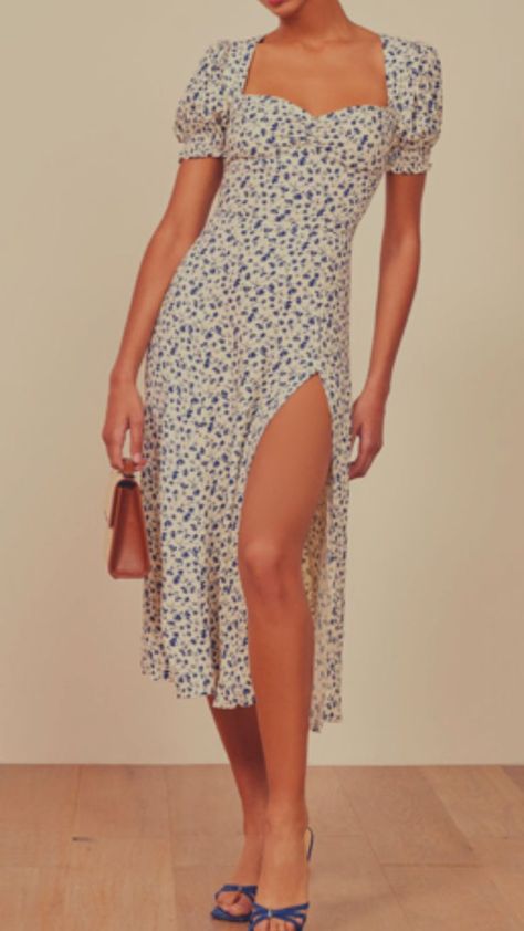 Find out which Reformation dress all the celebrities are already wearing for summer on SheFinds. It's SO flattering. #fashion #style Ljetne Haljine, Summer Dress Diy, Vogue Outfits, Summer Dresses Diy, Summer Dress Trends, Pretty Summer Dresses, Fashion Articles, Classic Preppy, Reformation Dress