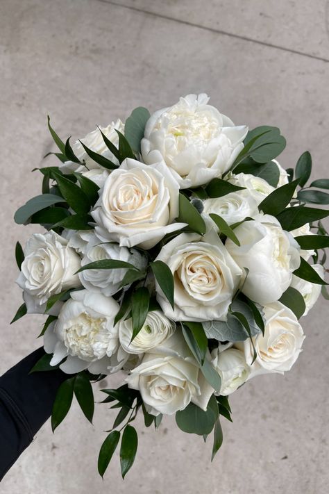 Bouquet Rose Blanche, Carnation Wedding Flowers, Peony Wedding Bouquet, Peonies Centerpiece, Luxury Bouquet, Green Wedding Flowers, White Rose Bouquet, Peony Bouquet Wedding, Bridal Bouquet Fall