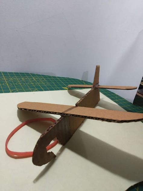 [DIY] Rubber Band Powered Cardboard Plane : 8 Steps - Instructables Cardboard Plane, Wing Template, Easy Paper Folding, Diy Plane, Cardboard Airplane, Make A Plane, Paper Glider, Diy Airplane, Origami Insects