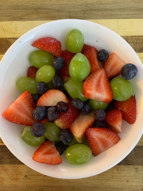 Green Grapes Aesthetic, Strawberry And Grapes, Aesthetic Fruit Salad, Grapes And Strawberries, Blueberries And Strawberries, Grapes Fruit, Fruit Medley, Healthy Aesthetic, Aesthetic Fruit