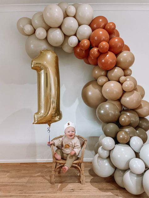 Balloon Garland One Year Old, Neutral Bday Party Decorations, 1 Year Balloon Ideas, Beary First Birthday Balloon Arch, First Birthday Diy Decorations, Neutral 1st Birthday Party, Balloon Arch 1st Birthday, Neutral Birthday Decorations, 1st Birthday Balloon Decorations