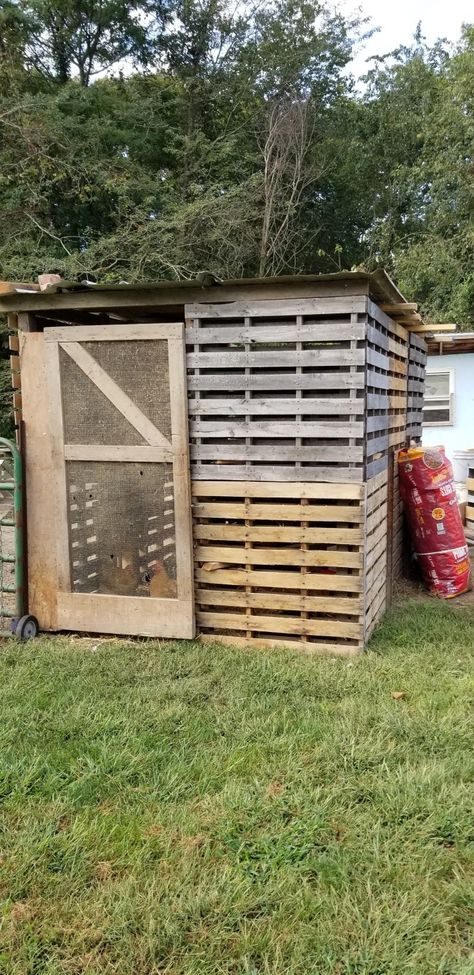 Pallet Chicken Coop | The Light Family Farm Farm Chicken Coop, Pallet Chicken Coop, Easy Diy Chicken Coop, Chicken Coop Blueprints, Chicken Coop Ideas, Cheap Chicken Coops, Chicken Coop Pallets, Chicken Coop Garden, Easy Chicken Coop