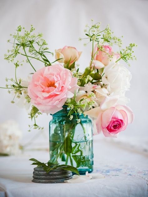 wedding canning jars by Olivia Taylor Hantverk Diy, Blue Mason Jars, Mason Jar Centerpieces, Have Inspiration, Fotografi Alam Semula Jadi, Ball Jars, Flower Lights, Deco Floral, Alam Semula Jadi