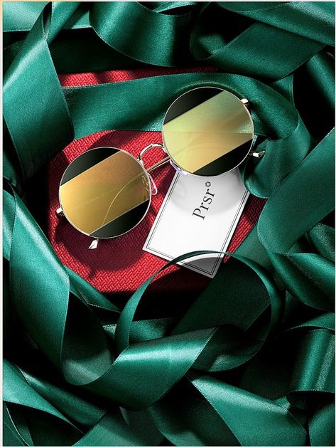 Creative Sunglasses Photography, Aesthetic Goggles, Sunglasses Campaign, Sunglass Photography, Creative Sunglasses, Photography Sunglasses, Eyewear Photography, Sunglasses Packaging, Holiday 2024