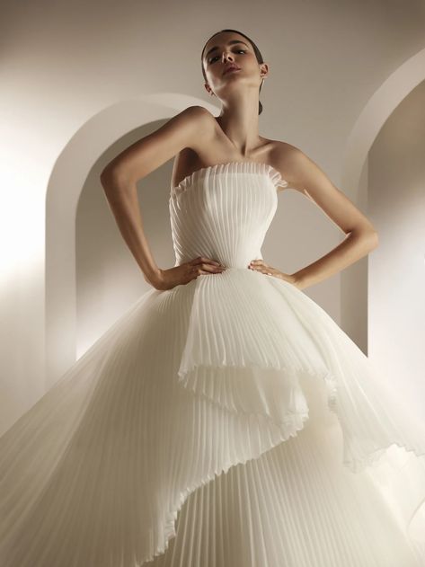 Plisse Wedding Dress, Wedding Dress 2025 Trend, Provonias Wedding Dress, Haute Couture Bridal, Trend 2025, Pleated Organza, Boho Bridal Dress, Pronovias Bridal, Gown Ideas