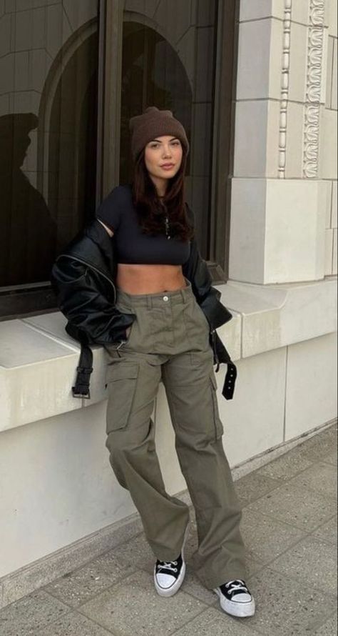 Rate This Cargo pants outfit From ⭐1~10. SAVE & FOLLOW i will update everyweek. Outfit With Green Cargo Pants, Cargo Outfits Women, Green Cargo Pants Outfit, Celana Kargo, Cargo Outfit, Pants Outfit Fall, Winter Pants Outfit, Cargo Pants Outfit, Green Cargo Pants