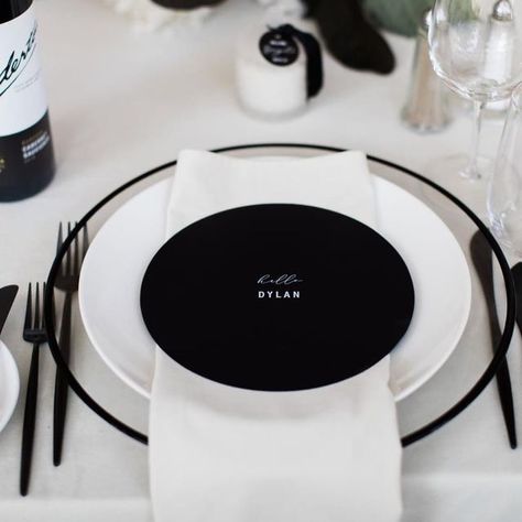 Black Cutlery Wedding, Black Wedding Chargers, Black Charger Table Setting, Black Charger White Plate, Black Charger White Plate Wedding, Black Rim Charger Plate Wedding, Modern Wedding Place Settings, Wedding Charger Plates Ideas, White And Black Party Decorations