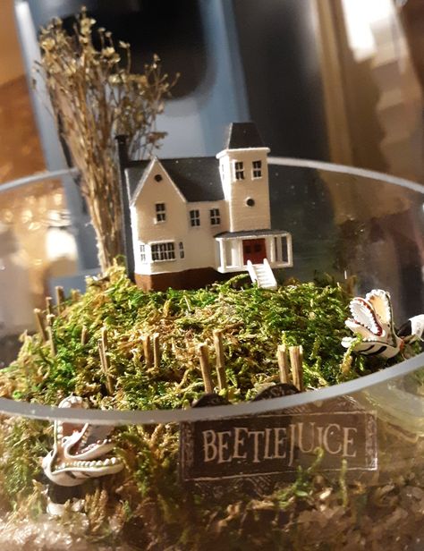 Custom Terrarium/Diorama featuring the Maitland's house and 2 sandworms from the movie Beetlejuice! Movie Themed Terrarium, Mini Cemetery Terrarium, Beetlejuice Miniature Town, Horror Terrarium, Horror Movie Diorama, Beetlejuice Room Decor, Beetlejuice Diorama, Cloche Diorama, Halloween Diaroma