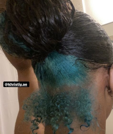 Teal Hair Dye, Blue Natural Hair, Peekaboo Hair Colors, Hair Stripes, Dyed Curly Hair, Girl Hair Colors, Peekaboo Hair, Teal Hair, Dyed Hair Inspiration