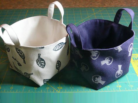 Fabric Bucket TUTORIAL and PATTERN Cloth Baskets, Stamped Fabric, Fabric Bucket, Fabric Basket Tutorial, Tote Tutorial, Basket Tutorial, Dice Bags, Simple Fabric, Fabric Basket