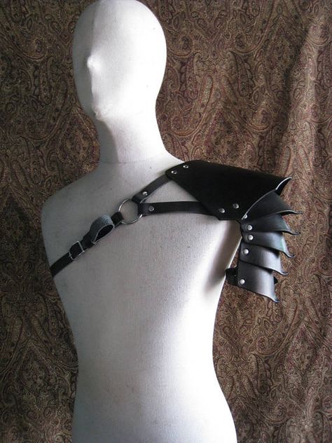 This is a unisex all leather armor piece that sits on the shoulder. It is sold individually and has buckle on both side so it can be worn on either shoulder. The leather shoulder plates are articulated to allow movement of the arm. This size is fits all, but proportionally large Cenobite Fashion, Archery Armor, Leather Pauldron, Armour Fashion, Shoulder Plate, Shoulder Harness, Armor Plate, Arm Guard, Shoulder Armor