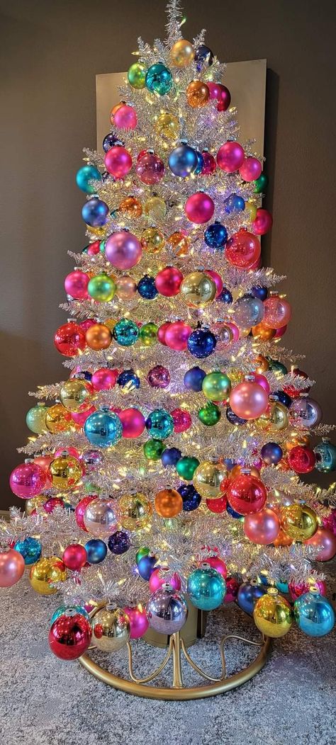 Colorful Ball Christmas Tree, White Tree With Multi Colored Lights, 2023 Xmas Tree, Snow Globe Display Shelf, Christmas Tree Inspo Colorful, Awesome Christmas Trees, Bright Pink Christmas Tree, Retro Xmas Decorations, Craft Room Christmas Tree