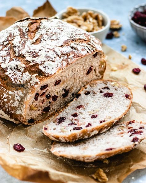 Easy Dutch Oven Cranberry Walnut Bread - The Delicious plate Dutch Oven Cranberry Bread, Cranberry Blueberry Bread, Duch Oven Bread, Healthy Blueberry Bread, Fancy Bakery, Bread No Knead, Quinoa Breakfast Bars, Bread Yeast, Cranberry Walnut Bread