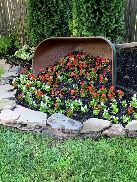 How to make a DIY tipped wheelbarrow planter, great recycle of this old wheelbarrow! Old Wheelbarrow Ideas, Wheelbarrow Planter Ideas, Wheelbarrow Flowers, Outbuilding Ideas, Wheelbarrow Planter, Wheelbarrow Garden, River Side, Wheelbarrows, Wheel Barrow