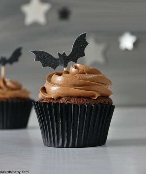 Halloween Chocolate Cupcakes with Fondant Ghost Toppers - quick and easy homemade recipe that is also delicious to make with the kids at home! by BirdsParty.com @birdsparty #halloweencupcakes #halloweenrecipe #halloweendessert #halloween #ghostcupcakes #fondantghost #halloweendessert #halloweenfood Halloween Chocolate Cupcakes, Last Minute Halloween Party, Cupcakes With Fondant, Wednesday Party, Fondant Ideas, Cupcakes Easy, Halloween Party Food, Easy Frosting, Frosting Recipes Easy