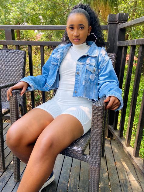 White bodycon romper with a cropped denim jacket outfit. Crop Demin Jacket Outfit, Demin Jacket Outfits, Bodysuit Romper Outfit, White Romper Outfit, Bodycon Romper, Demin Jacket, White Bodycon, Streetwear Aesthetic, White Romper