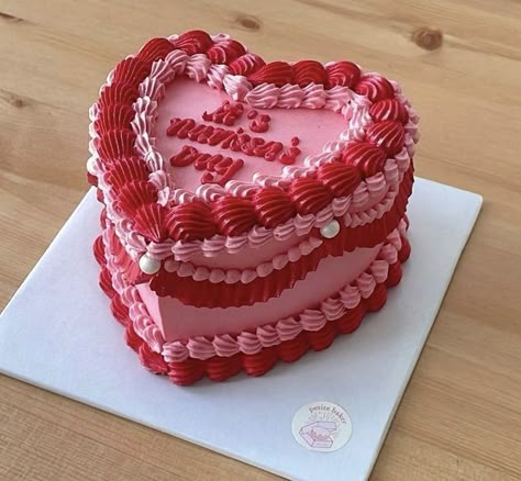 Kitsch Birthday Cake, Pretty Heart Cake, Vintage Heart Cake Valentines, Vintage Valentines Cake, Cakes With Words, Vintage Heart Cake Aesthetic, Valentine’s Day Cake, Pink And Red Cake, Cake Ideas Vintage