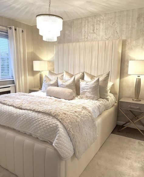 Silver And Beige Bedroom, Champagne And White Bedroom, Creme And Gold Bedroom, White And Gold Room Decor Bedroom, Creme Bedroom Aesthetic, Gold And Beige Bedroom, Champagne Bedroom Ideas Decor, Gold And Cream Bedroom, Cream And Gold Bedroom Ideas