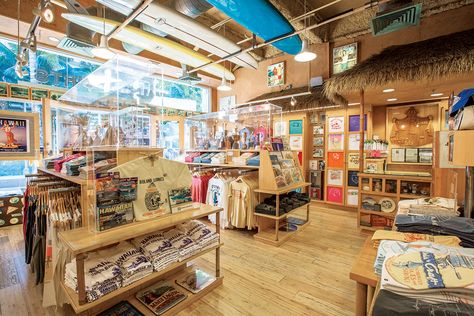 Tropical Retail Store Design, Museum Souvenir Shop, Beach Store Ideas, Souvenir Shop Ideas, Abc Stores Hawaii, Beach Gift Shop, Beach Store Design, Beach Souvenir Shop, Beach Shop Design