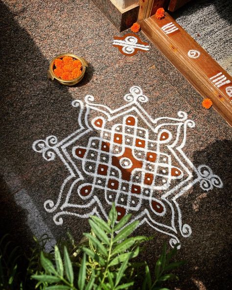 25+ Beautiful Kolam Rangoli Designs Idea For All Festival - Tikli Tamil Kolam Design, Big Kolam Designs, Deepavali Kolam Design, Tamil Kolam, Creative Rangoli Designs, Creative Rangoli, Easy Rangoli Designs Videos, Very Easy Rangoli Designs, Rangoli Designs Photos