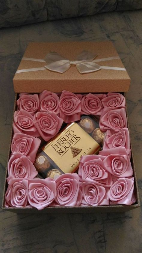 valentines day gifts for him Roses Valentine, Ideas Valentines Day, Hadiah Valentine, Săpunuri Handmade, Valentine Gift Baskets, Valentine's Day Gift Baskets, Valentines Gift Box, Flower Box Gift, Flower Gift Ideas