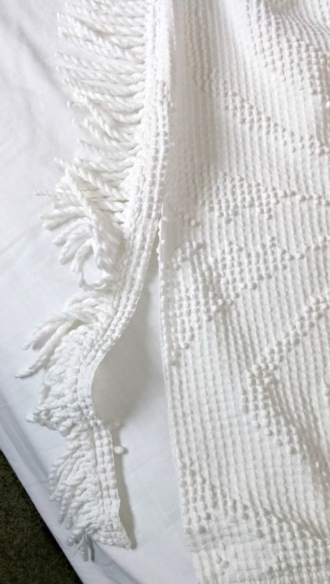 How to make a duvet from a vintage bedspread! Bedspread Storage Ideas, Chenille Bedspread Vintage, Diy Bedspread Ideas Sewing, Chenille Bedspread Crafts, Diy Bedspread, Diy Duvet, Duvet Cover Diy, White Bedspreads, Vintage Duvet