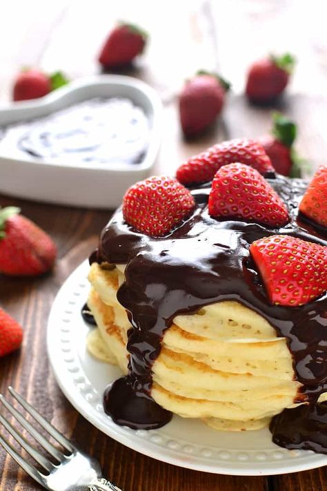 These Chocolate Covered Strawberry Pancakes are light and fluffy, topped with fresh strawberries and rich chocolate ganache. Perfect for Valentine's Day or any special occasion! Kid Pancakes, Pancakes Lemon, Chocolate Strawberry Desserts, Lemon Tree Dwelling, Morning Recipes Breakfast, Easy Pancake, Strawberry Pancakes, Covered Strawberry, Good Morning Breakfast