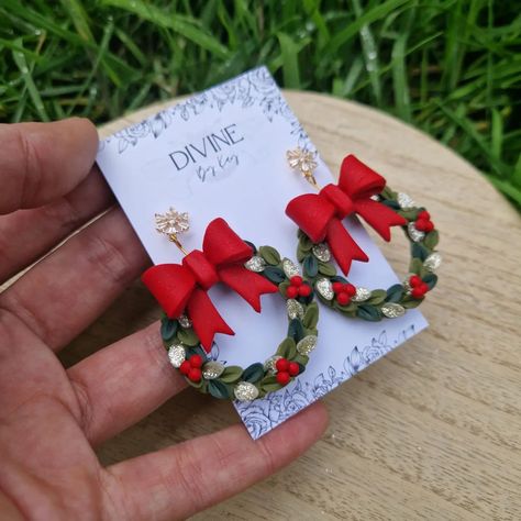 This year's Christmas wreath earrings are something else 😍 4 designs too choose from, I know I've not made it easy for you all to pick. 🤣 8pm Tonight these beauties head to my shop. Christmas Wreath Earrings, Traditional Christmas Wreath, Wreath Earrings, Christmas Clay, Polymer Earrings, Christmas Accessories, Traditional Christmas, Christmas Earrings, Christmas Cheer