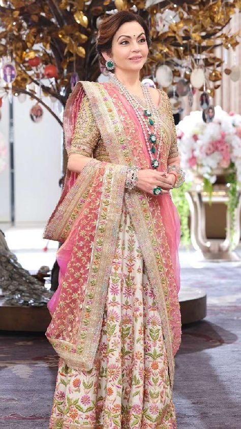 Brides Mother Lehenga, Lehengas For Mother Of Bride, Lehenga For Brides Mother, Bride Mom Dress Indian, Mothers Dresses For Weddings Classy, Nita Ambani Lehenga, Brides Mother Indian Outfit Saree, Groom Mother Outfit Indian, Bride Mother Outfit Indian