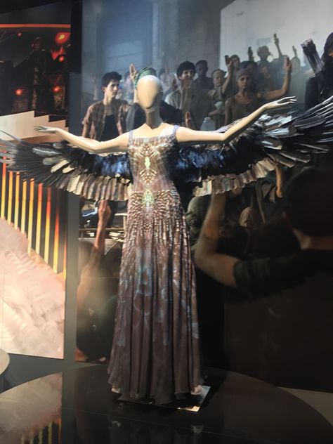 Full Image Katniss Mockingjay Dress, Mockingjay Dress, Katniss Everdeen Mockingjay, Katniss Everdeen Outfit, Katniss Mockingjay, Hunger Games Exhibition, Broadway Dress, Hunger Games Costume, Hunger Games Outfits