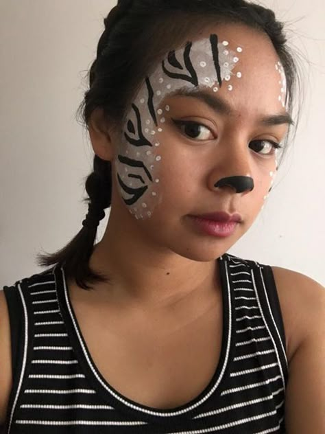 Zebra face paint... Simple... Zebra Face Paint Easy, Zebra Face Paint For Kids, Safari Face Paint, Face Paint Simple, Zebra Face Paint, Zebra Makeup, Jungle Costume, Zebra Costume, Zebra Face