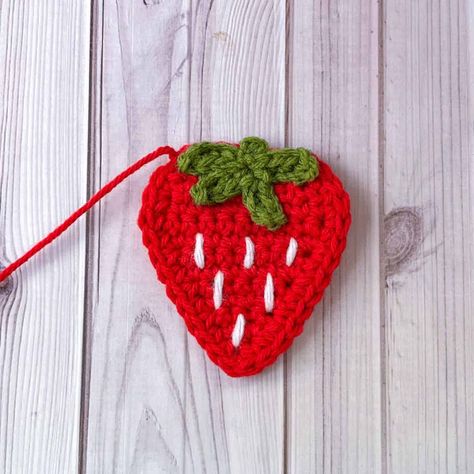 Flat Strawberry Crochet Pattern, Crochet Strawberry Earrings Pattern, Crochet Ladybug Applique, Crochet Flat Strawberry, Crochet Small Applique, Crochet Strawberry Applique Pattern Free, Crochet Mini Applique, Strawberry Applique Crochet, Cute Crochet Appliques