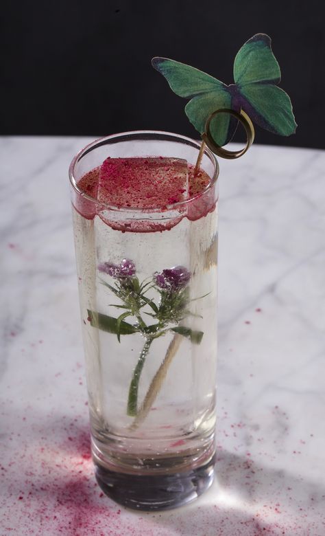 Edible Butterfly Cocktails and More to Arrive At River North Rooftop Bar in May - Eater Chicagoclockmenumore-arrow : Apogee delivers a cocktail upgrade to the Dana Hotel Quirky Cocktails, Vegas Decorations, Butterfly Cocktail, Chicago Rooftop, Cocktail Decor, Floral Drink, Edible Butterfly, Cocktail Decoration, Travel Bar